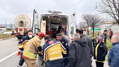 Manisa’nın Kula ilçesinde yağışlı havanın etkisiyle kayganlaşan yolda takla atan