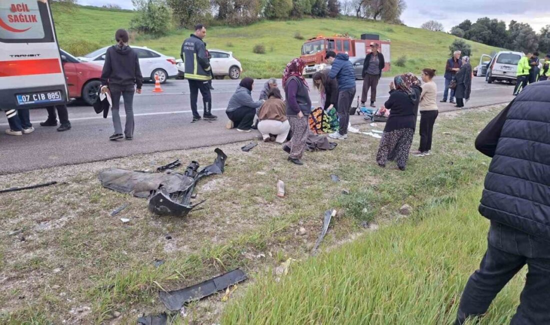 Antalya’nın Aksu ilçesinde bayram nedeniyle yola çıkan iki otomobilin kafa