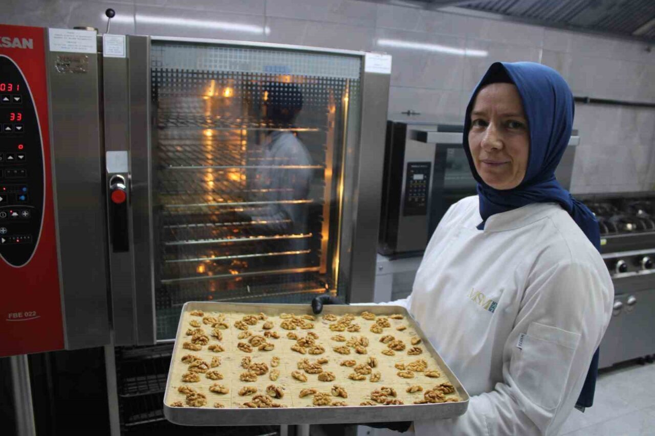 Kayseri’ye özgü tescilli Nevzine tatlısı bayram sofralarını süslüyor. 2021 yılında