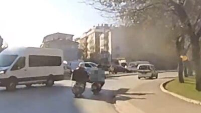 Eskişehir’de bir motosikletli, benzini biten bir başka motosikleti ayağıyla iterek