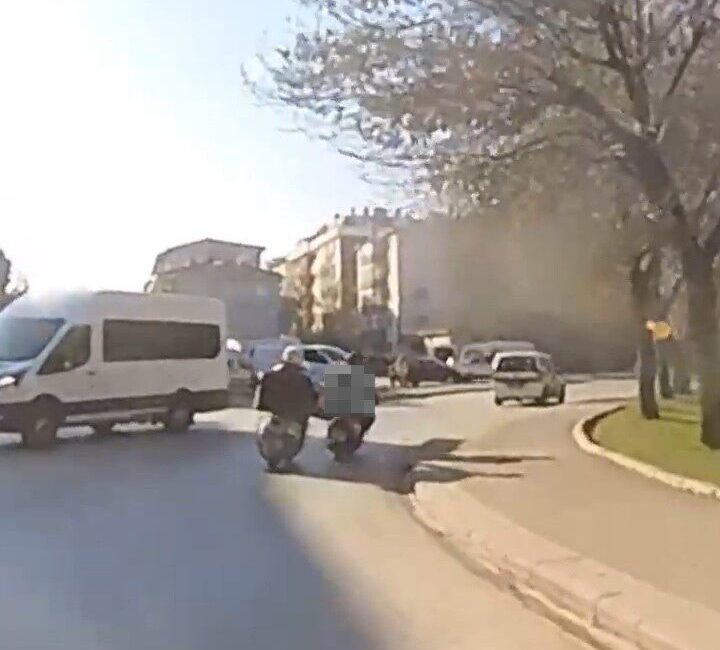 Eskişehir’de bir motosikletli, benzini biten bir başka motosikleti ayağıyla iterek