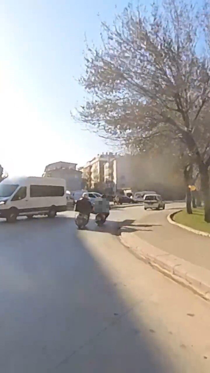 Eskişehir’de bir motosikletli, benzini biten bir başka motosikleti ayağıyla iterek