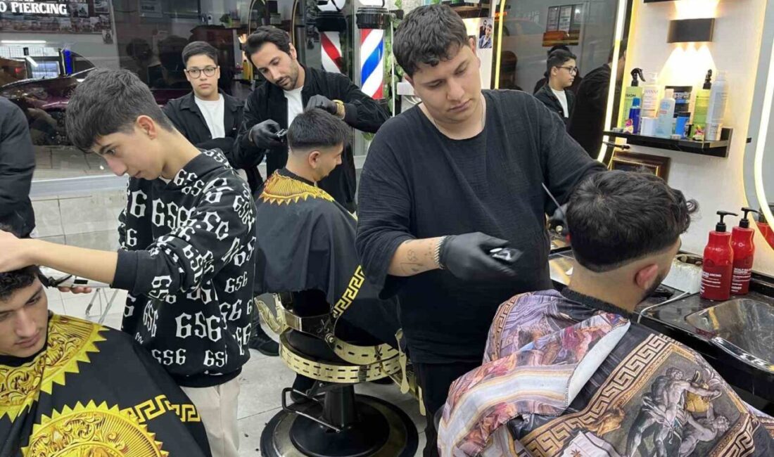 İzmir’de Ramazan Bayramı öncesi yoğun mesai harcayan berberler, müşterilerini bayrama