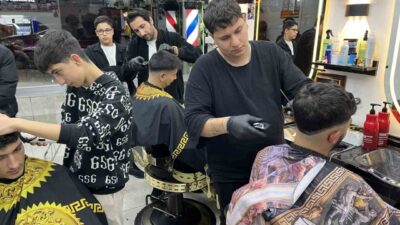 İzmir’de Ramazan Bayramı öncesi yoğun mesai harcayan berberler, müşterilerini bayrama