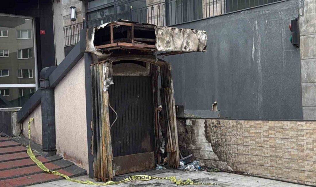 Beşiktaş Levent’te bir eğlence mekanının girişi benzin dökülerek ateşe verildi.