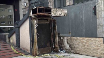 Beşiktaş Levent’te bir eğlence mekanının girişi benzin dökülerek ateşe verildi.