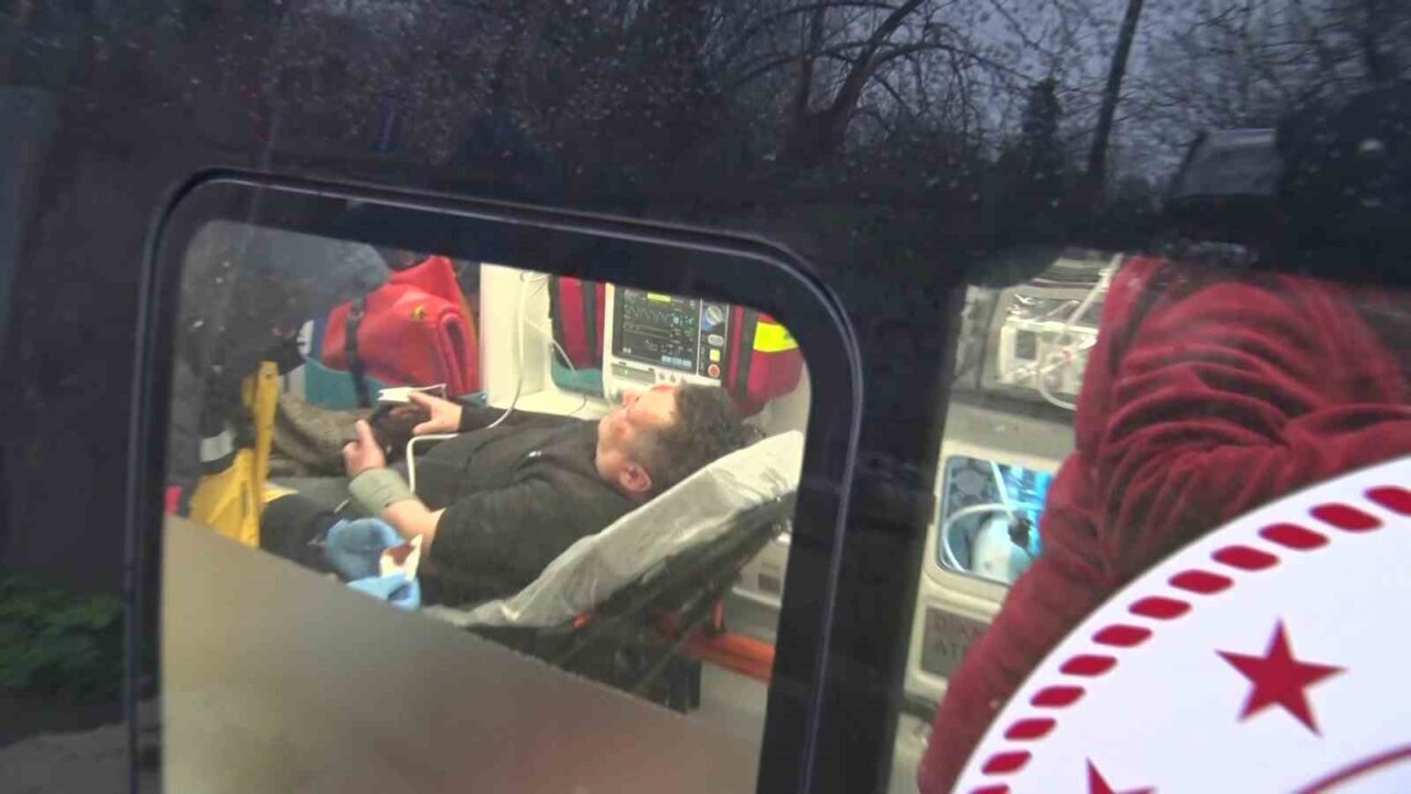 Beykoz’da İETT otobüsü yokuş aşağı seyrederken kontrolünü kaybederek yolun sonundaki