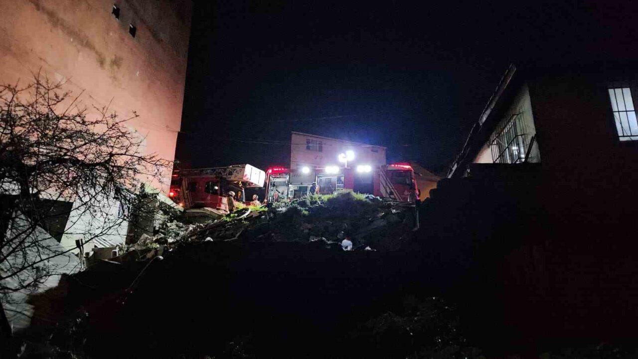 Beyoğlu’nda metruk bir binada çıkan yangın, itfaiye ekiplerinin müdahalesiyle söndürüldü.