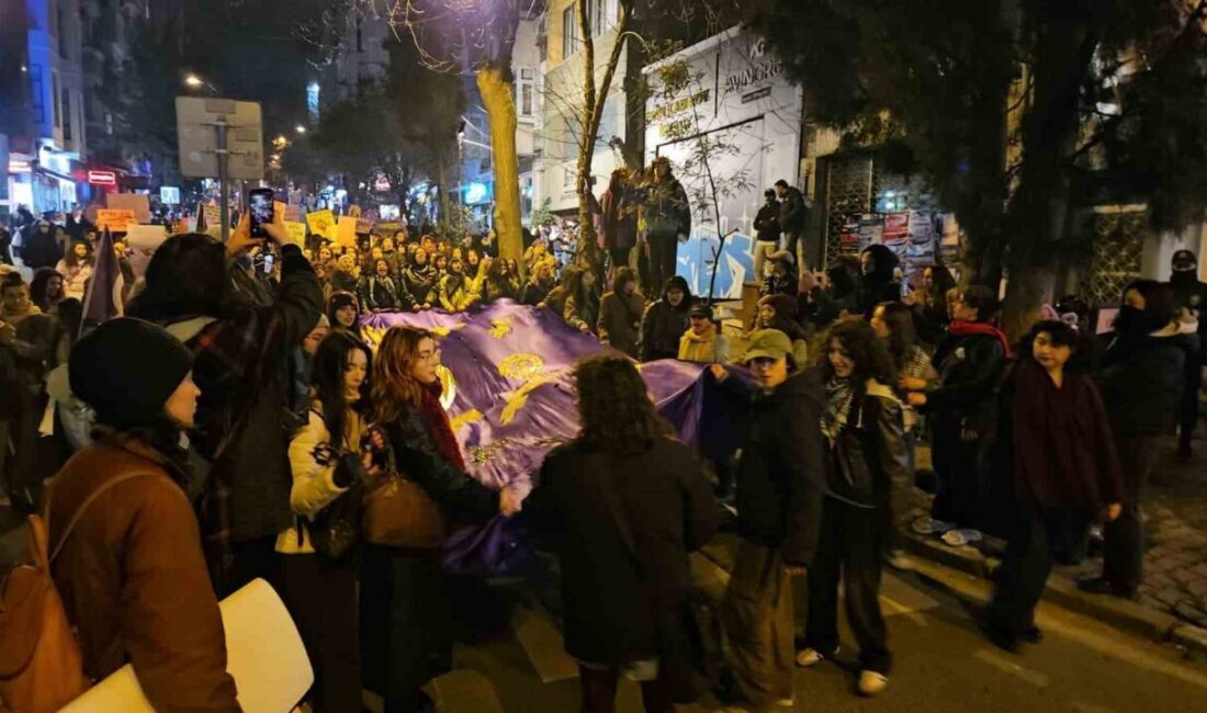 Beyoğlu’nda Dünya Kadınlar Günü sebebiyle yapılan yürüyüşte göstericiler İstiklal Caddesi’ne