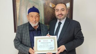 Konya’da düzenlenen hafızlık yarışmasına katılan Beyşehirli 84 yaşındaki hafız Mevlüt