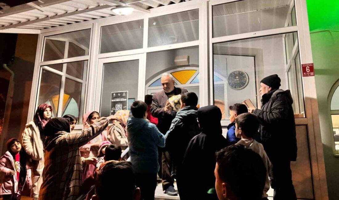 Bigadiç ilçesinde, çocukları camilere çekmek için etkinlikler devam ederken, İmamı