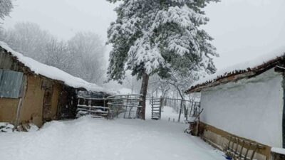 Bilecik’in Pazaryeri ilçe sakinleri bayram sabahına bembeyaz bir manzara ile