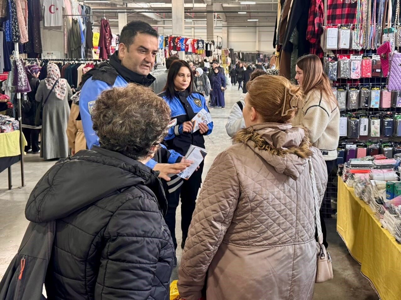 Bilecik’in Bozüyük ilçesinde polis ekipleri semt pazarında vatandaşları dolandırıcılık ve