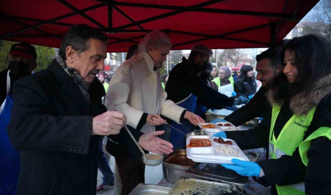 Bilecik Belediyesi tarafından Cumhuriyet Meydanı’nda düzenlenen iftar programına binlerce kişi