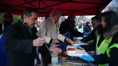 Bilecik Belediyesi tarafından Cumhuriyet Meydanı’nda düzenlenen iftar programına binlerce kişi