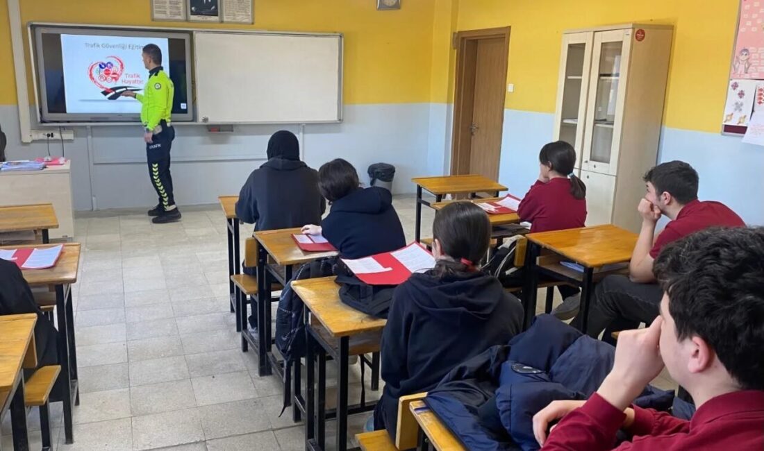 Bilecik’in Yenipazar ilçesinde polis ekipleri tarafından lise öğrencilerine yönelik trafik