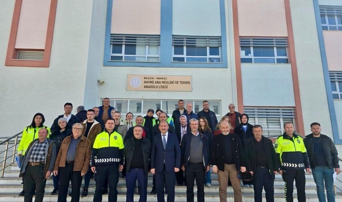 Bilecik’te servis şoförleri ve rehber personellere yönelik trafik eğitimi verildi.