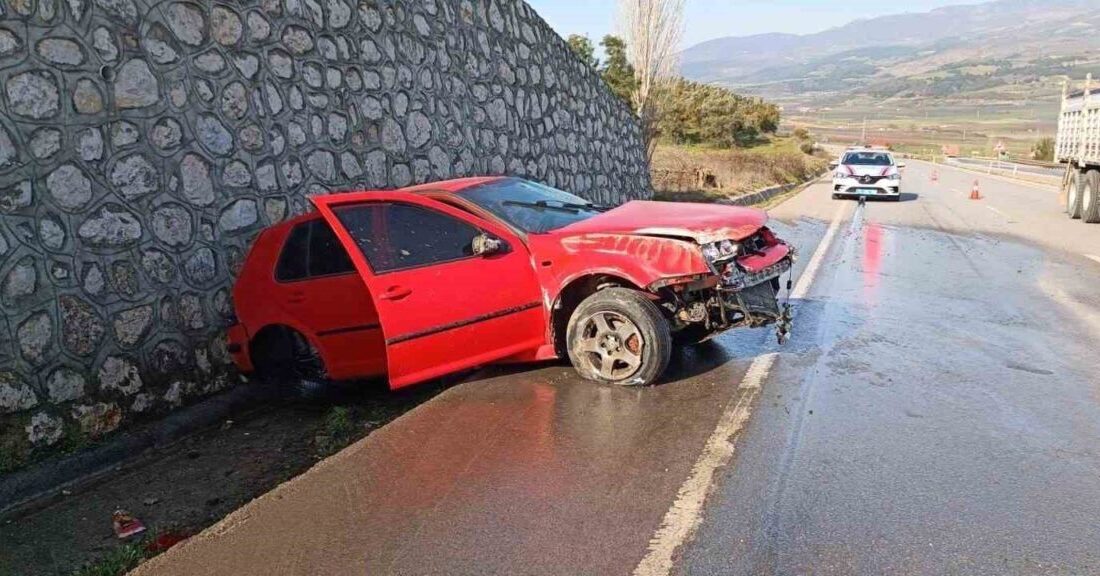 Bilecik’in Osmaneli ilçesinde meydana gelen trafik kazasında 2 kişi yaralandı.