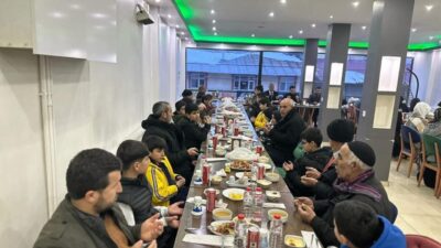 Bingöl’ün Adaklı ilçesinde Kaymakamlık tarafından düzenlenen iftar programında çocuklar ve