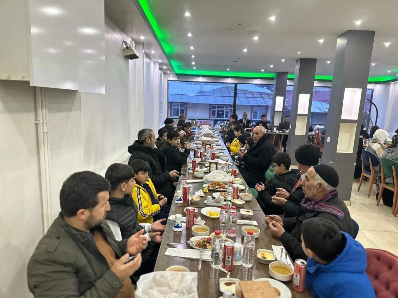 Bingöl’ün Adaklı ilçesinde Kaymakamlık tarafından düzenlenen iftar programında çocuklar ve