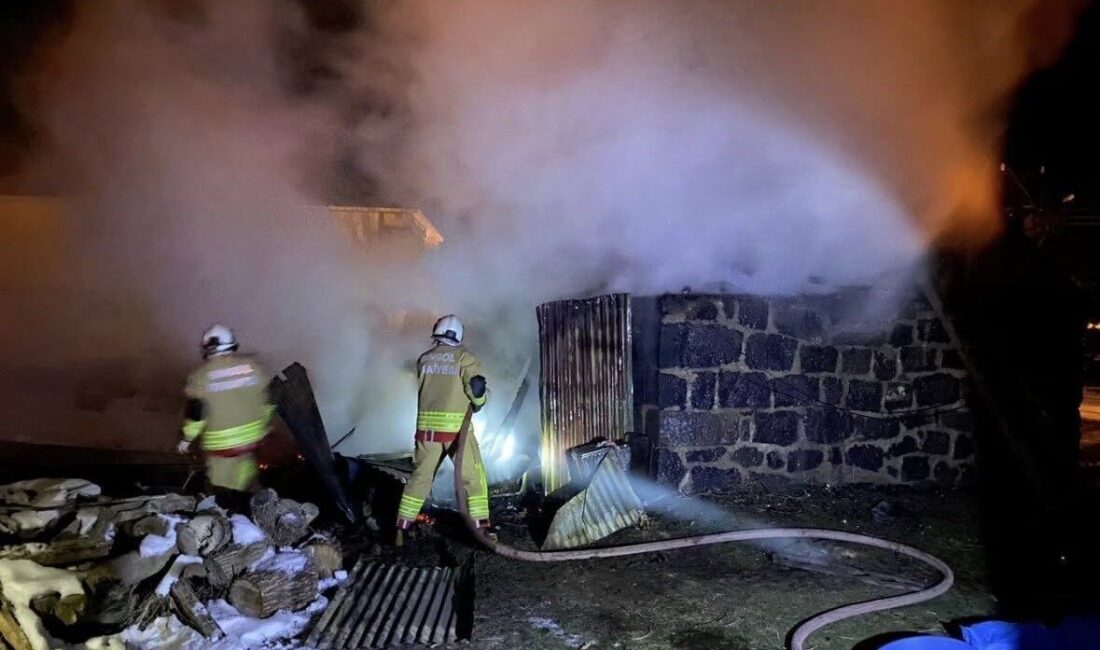 Bingöl’de bir odunlukta çıkan ve paniğe neden olan yangın, itfaiye