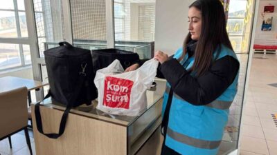 Bingöl’de KYK öğrencileri “Komşum Projesi” çerçevesinde yurtta hazırlanan yemekleri komşuların