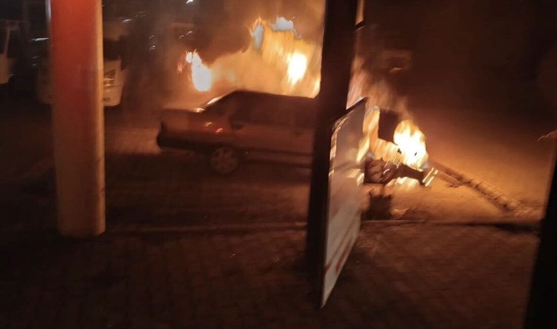 Bingöl’de park halindeyken alev topuna dönen otomobil, itfaiye ekipleri tarafından