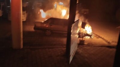 Bingöl’de park halindeyken alev topuna dönen otomobil, itfaiye ekipleri tarafından