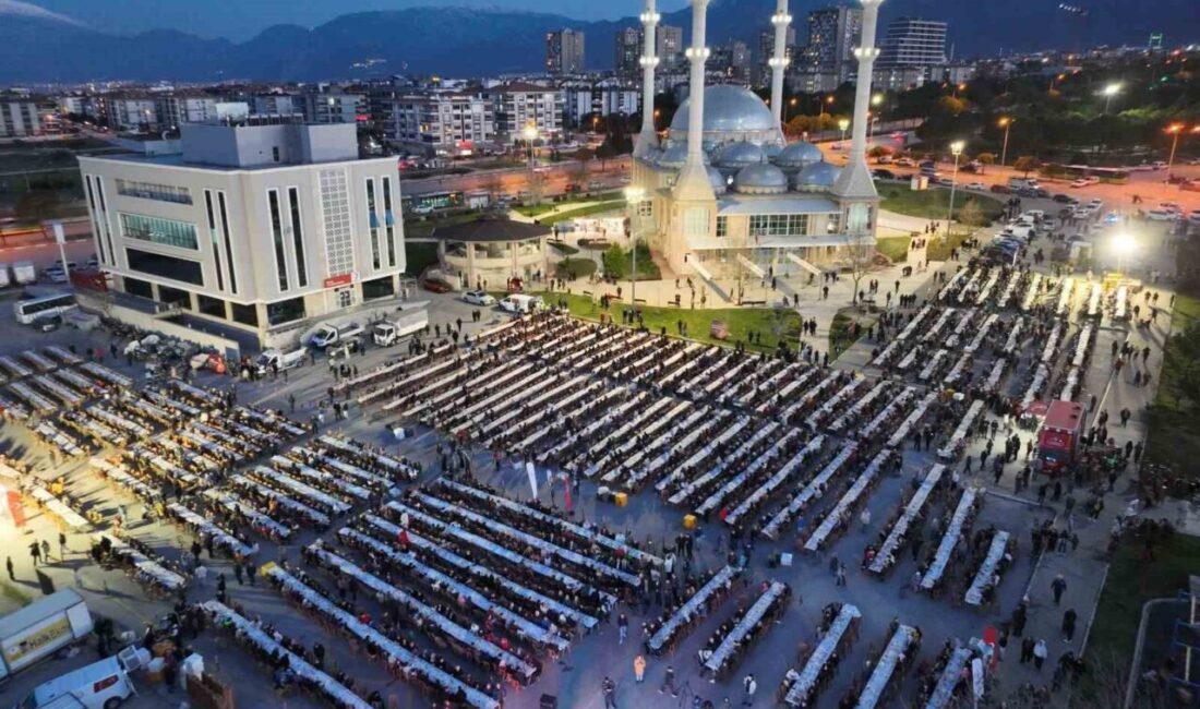 Merkezefendi Belediyesi tarafından Karahasanlı Mahallesi’nde kurulan iftar sofrası yoğun katılımla