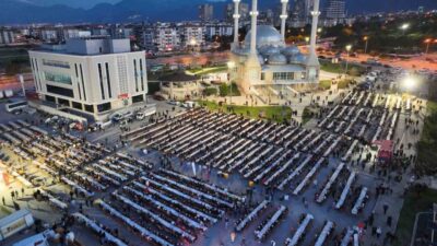 Merkezefendi Belediyesi tarafından Karahasanlı Mahallesi’nde kurulan iftar sofrası yoğun katılımla