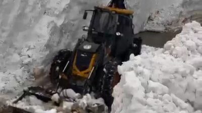 Bitlis genelinde etkili olan yoğun yağışların ardından bazı köy yollarında