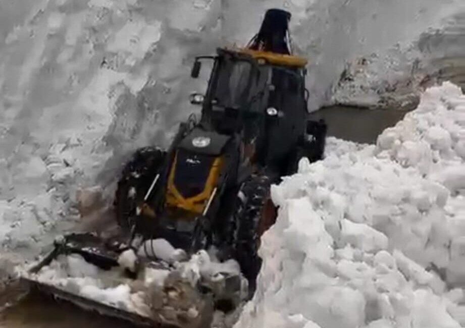 Bitlis genelinde etkili olan yoğun yağışların ardından bazı köy yollarında