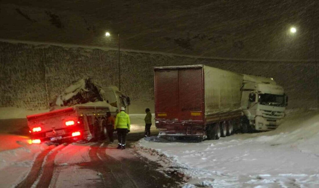 Bitlis’te etkili olan yoğun kar yağışı ve buzlanma, trafik kazalarını