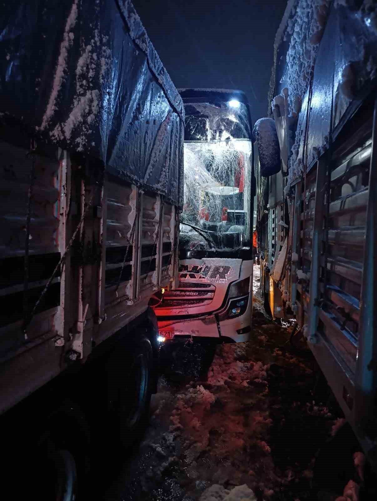 Bitlis-Baykan karayolunda gece saatlerinde meydana gelen trafik kazasında yolcu otobüsü,