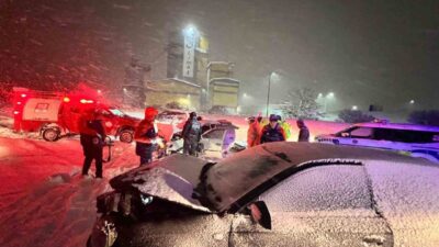 Bitlis’te aşırı kar yağışı kazaları da beraberinde getirdi. Bitlis-Güroymak yolunda