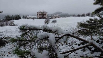 Bolu’da Ramazan Bayramı’nın birinci gününde etkili olan kar yağışı, kent