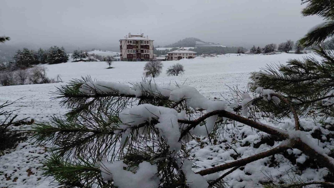 Bolu’da Ramazan Bayramı’nın birinci gününde etkili olan kar yağışı, kent