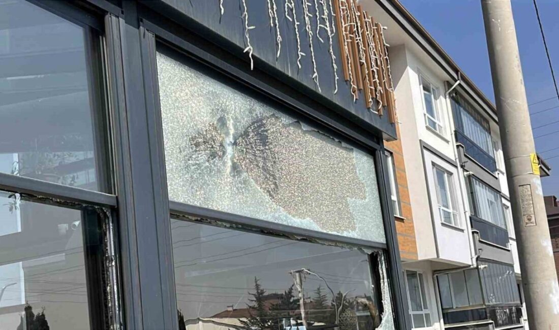 Bolu’da, Ramazan ayı nedeniyle kapalı olan alkollü bir restorana motosikletle