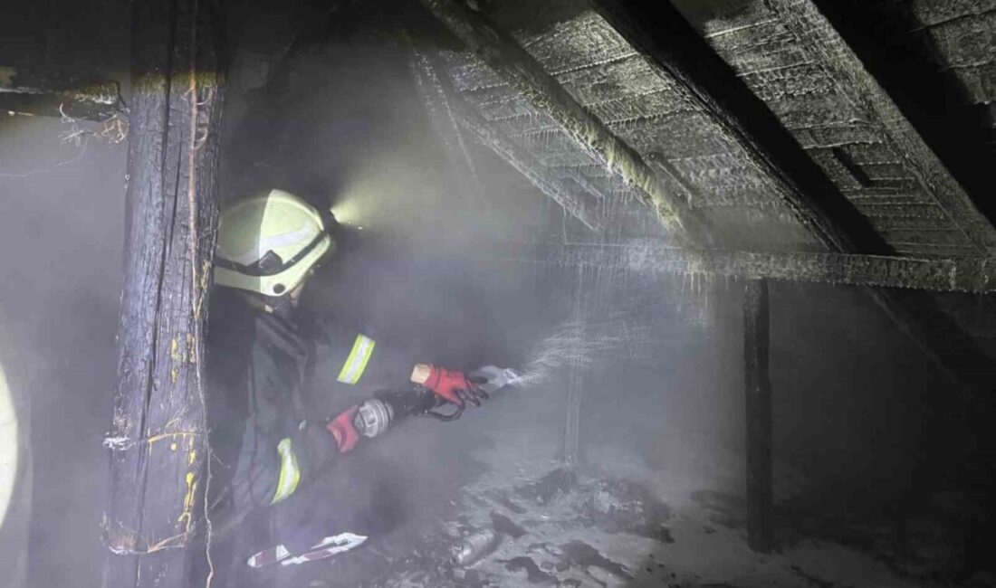 Bolu’nun Dörtdivan ilçesinde soba bacasından çıktığı belirlenen yangında 2 katlı