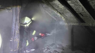 Bolu’nun Dörtdivan ilçesinde soba bacasından çıktığı belirlenen yangında 2 katlı