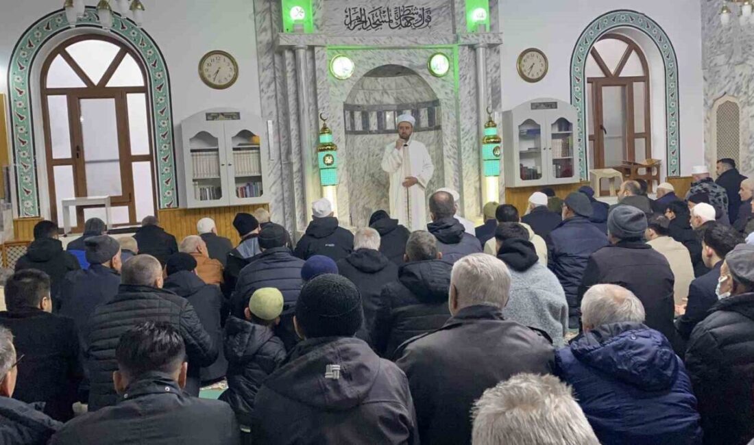 Bolu’da Ramazan Bayramı namazı vatandaşların yoğun katılımıyla kılındı. Namazın ardından