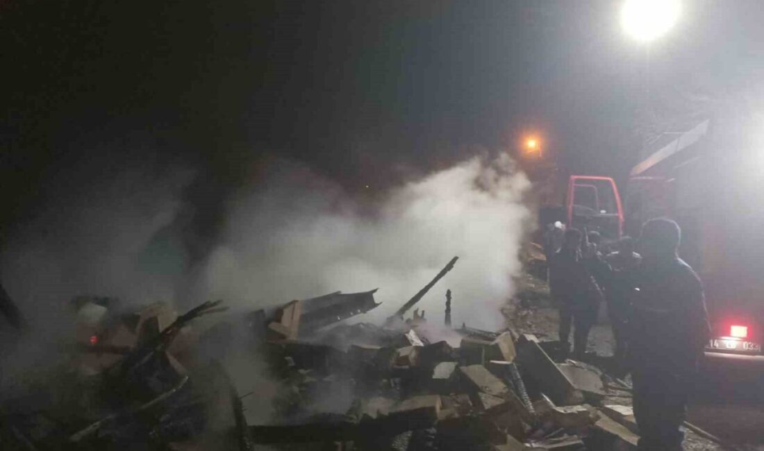 Bolu’nun Mudurnu ilçesinde tavuk kümesinin bakıcı evi alevlere teslim oldu.