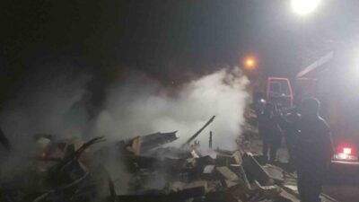 Bolu’nun Mudurnu ilçesinde tavuk kümesinin bakıcı evi alevlere teslim oldu.