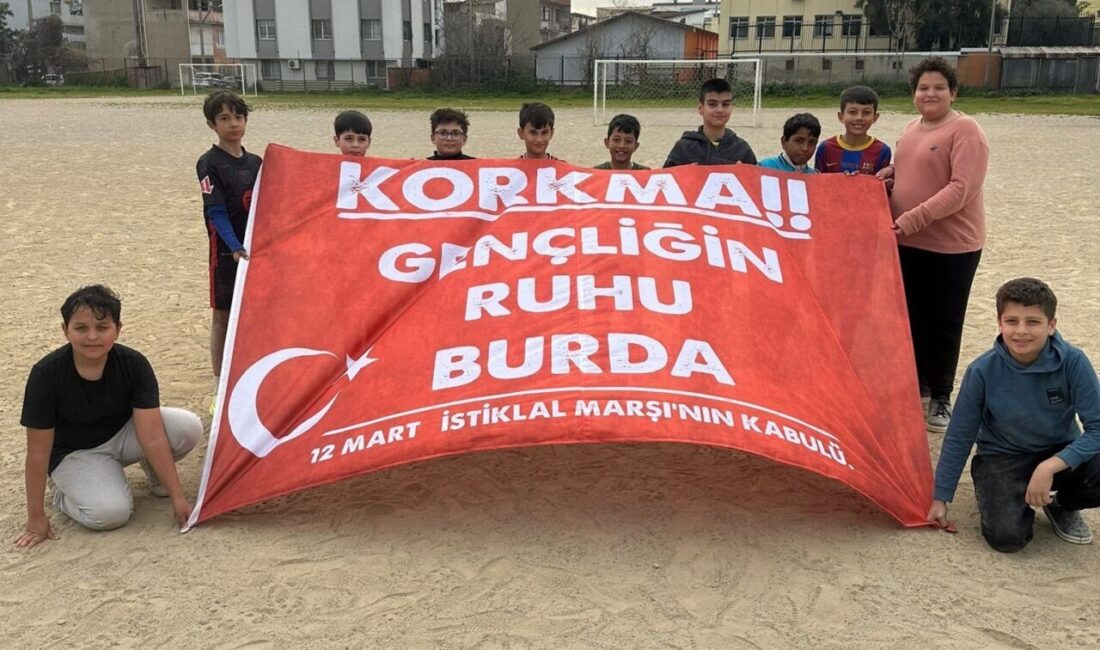 İzmir’de Bornova Halk Eğitimi Merkezi kursiyerleri, 12 Mart İstiklal Marşı’nın