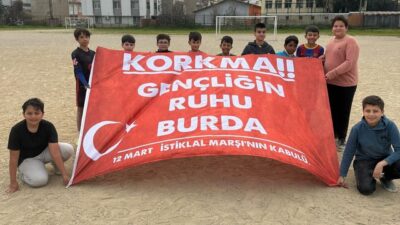İzmir’de Bornova Halk Eğitimi Merkezi kursiyerleri, 12 Mart İstiklal Marşı’nın