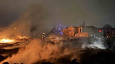 Kayseri’nin Kocasinan ilçesinde bulunan boş bir arazide atık maddelerden çıkan