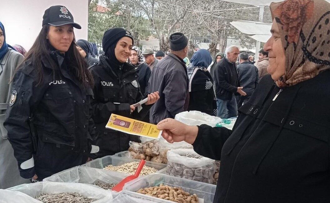 Konya’nın Bozkır ilçesinde kadınlara KADES bilgilendirmesi yapıldı. Bozkır Emniyet Amirliği