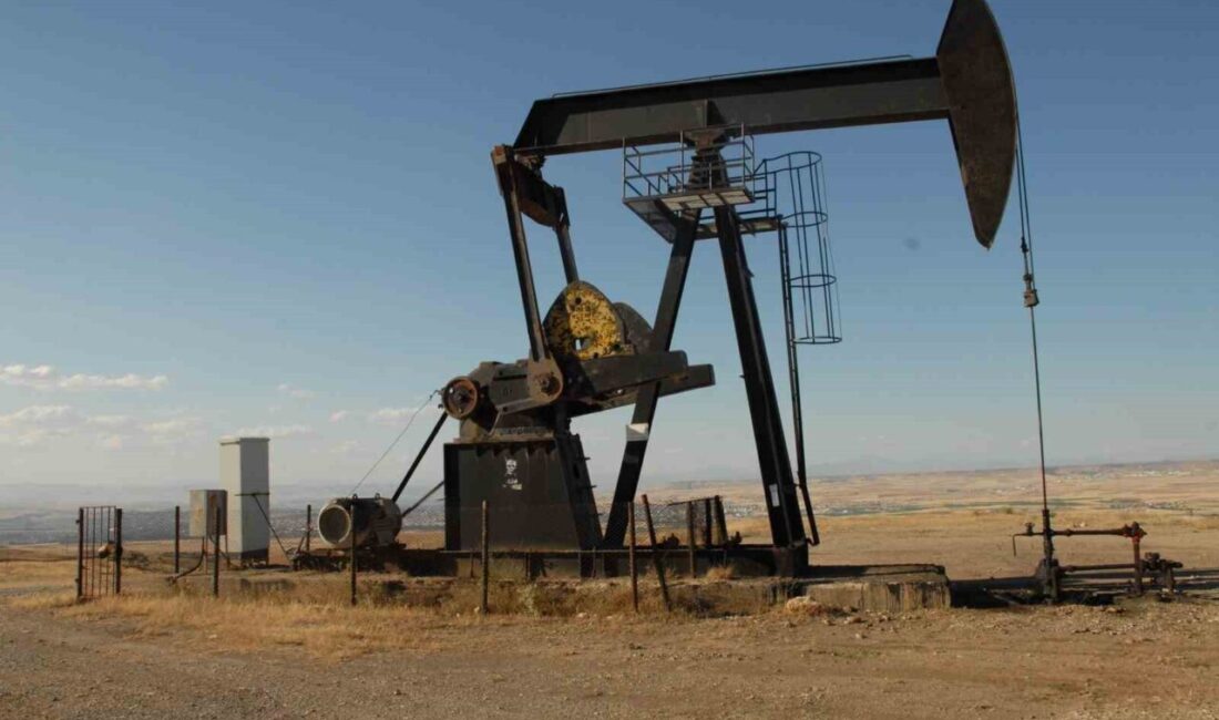 Brent petrolün varil fiyatı yüzde 4’e yakın yükselerek 80 doları