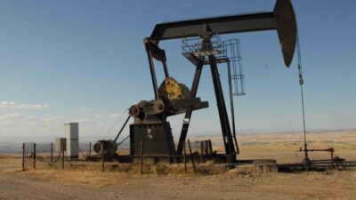 Brent petrolün varil fiyatı yüzde 4’e yakın yükselerek 80 doları