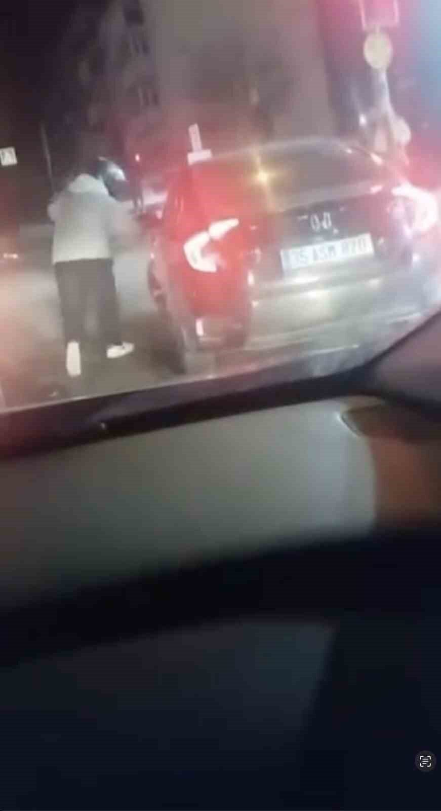 Bursa’da trafikte motosiklet sürücüsüne saldıran otomobil sürücüsüne para cezası uygulanırken,